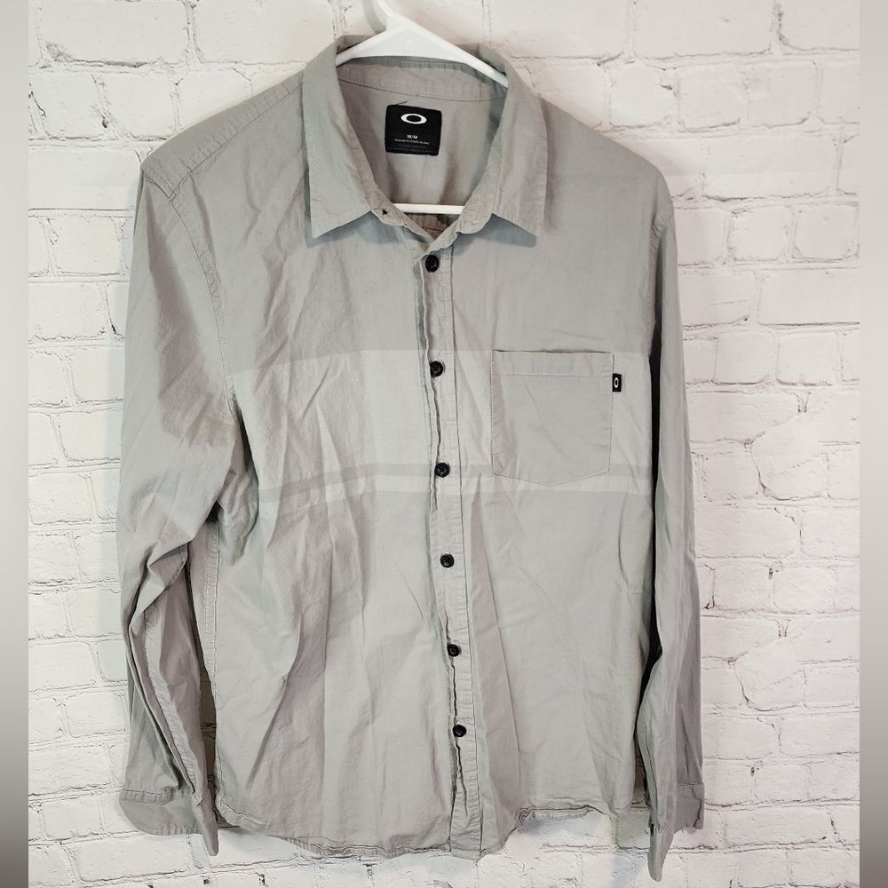 Men's Oakley longsleeve button-down shirt, size Medium